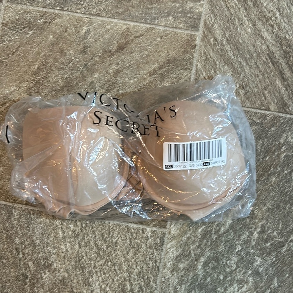 BRAND NEW - NEVER OPENED Victoria Secret 34 DD Tan Bra